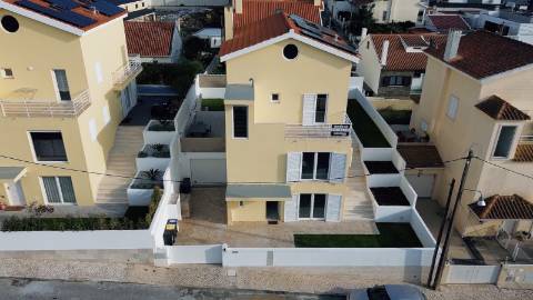 Moradia T5 isolada (A+) com 4 WC, varandas amplas, jardim relvado, garagem e vista desafogada.