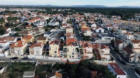 Moradia T5 isolada (A+) com 4 WC, varandas amplas, jardim relvado, garagem e vista desafogada.