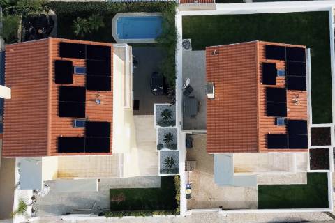 Moradia T5 isolada (A+) com 4 WC, varandas amplas, jardim relvado, garagem e vista desafogada.