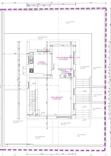 Moradia T5 isolada (A+) com 4 WC, varandas amplas, jardim relvado, garagem e vista desafogada.