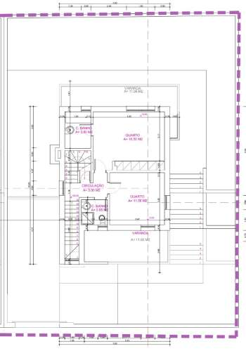 Moradia T5 isolada (A+) com 4 WC, varandas amplas, jardim relvado, garagem e vista desafogada.