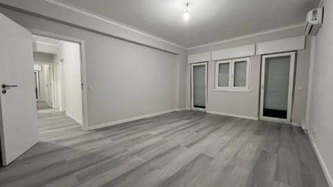 Apartamento T3 na Avenida 25 de Abril