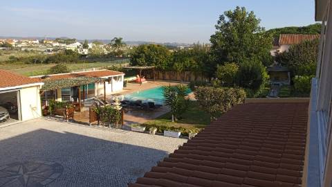 Quinta em Sintra com Moradia V3, Piscina e Terreno rústico