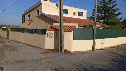 Quinta em Sintra com Moradia V3, Piscina e Terreno rústico