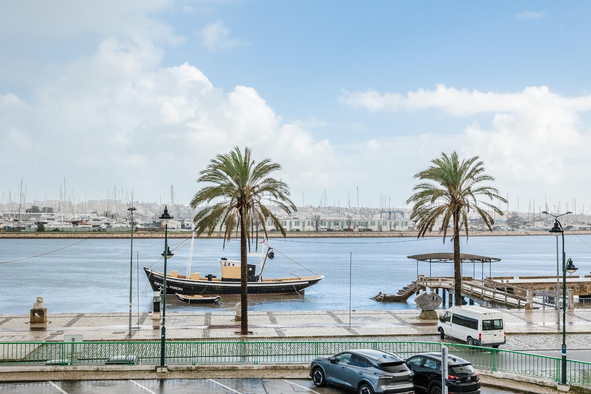 Oportunidade Exclusiva de Investimento - Conjunto de Dois Prédios Totalmente Renovados em Portimão