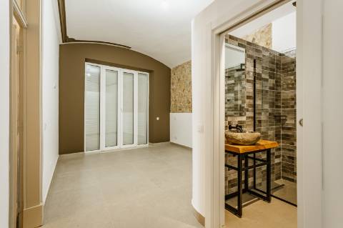 Oportunidade Exclusiva de Investimento - Conjunto de Dois Prédios Totalmente Renovados em Portimão