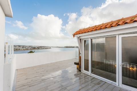 Oportunidade Exclusiva de Investimento - Conjunto de Dois Prédios Totalmente Renovados em Portimão