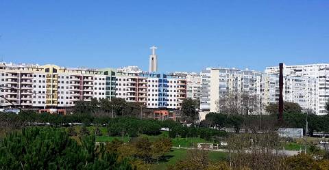 Apartamento T3 em Almada, Laranjeiro