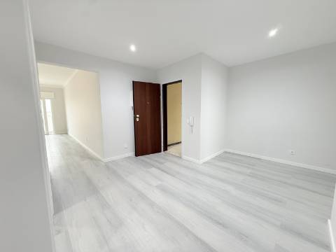 Apartamento T2 na Avenida de Ceuta em Quarteira