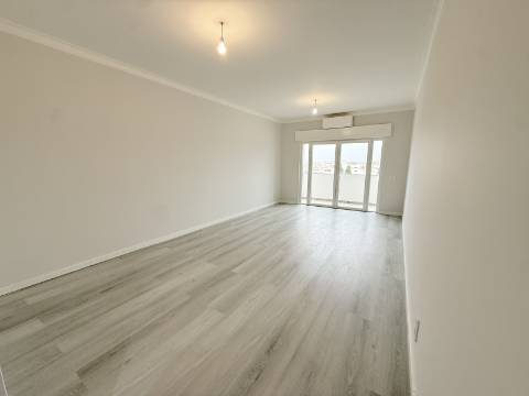 Apartamento T2 na Avenida de Ceuta em Quarteira