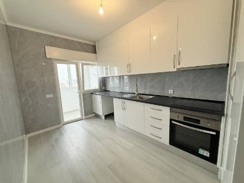 Apartamento T2 na Avenida de Ceuta em Quarteira