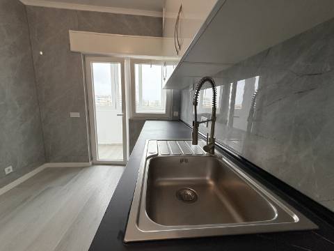 Apartamento T2 na Avenida de Ceuta em Quarteira