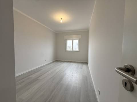 Apartamento T2 na Avenida de Ceuta em Quarteira