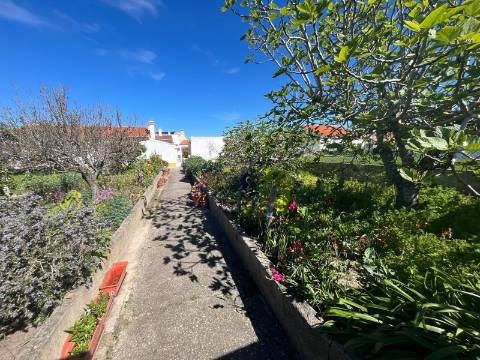 Moradia Isolada com apartamento T1 no Rogil a 5 minutos da praia