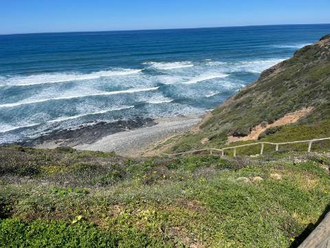 Moradia Isolada com apartamento T1 no Rogil a 5 minutos da praia