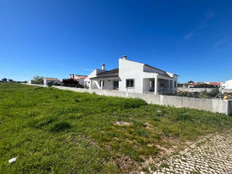 Moradia Isolada com apartamento T1 no Rogil a 5 minutos da praia