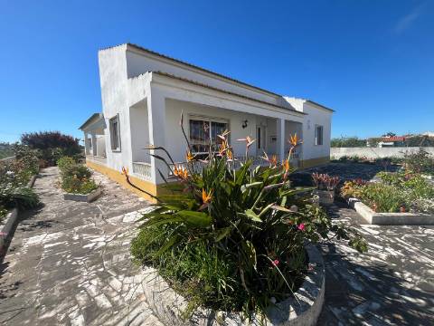 Moradia Isolada com apartamento T1 no Rogil a 5 minutos da praia