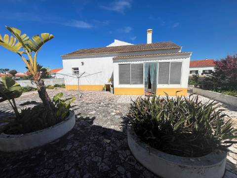 Moradia Isolada com apartamento T1 no Rogil a 5 minutos da praia