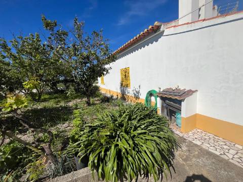 Moradia Isolada com apartamento T1 no Rogil a 5 minutos da praia