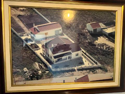 Moradia Isolada com apartamento T1 no Rogil a 5 minutos da praia