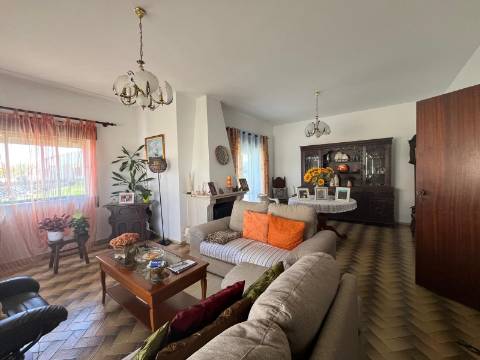 Moradia Isolada com apartamento T1 no Rogil a 5 minutos da praia