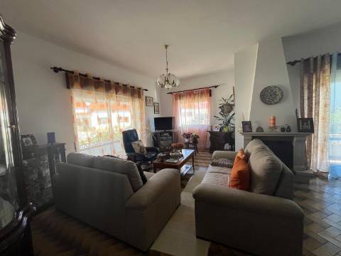 Moradia Isolada com apartamento T1 no Rogil a 5 minutos da praia