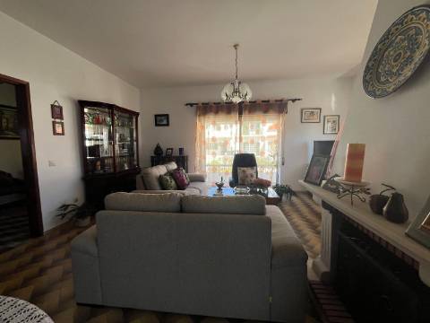 Moradia Isolada com apartamento T1 no Rogil a 5 minutos da praia