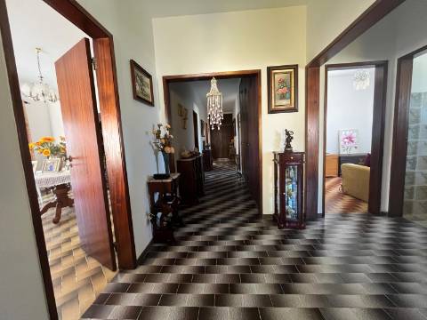 Moradia Isolada com apartamento T1 no Rogil a 5 minutos da praia