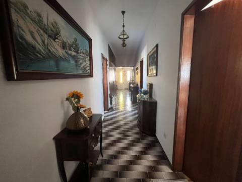 Moradia Isolada com apartamento T1 no Rogil a 5 minutos da praia