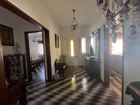 Moradia Isolada com apartamento T1 no Rogil a 5 minutos da praia