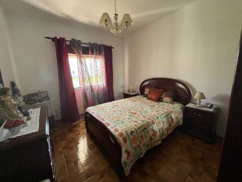 Moradia Isolada com apartamento T1 no Rogil a 5 minutos da praia