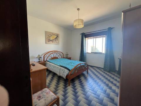Moradia Isolada com apartamento T1 no Rogil a 5 minutos da praia
