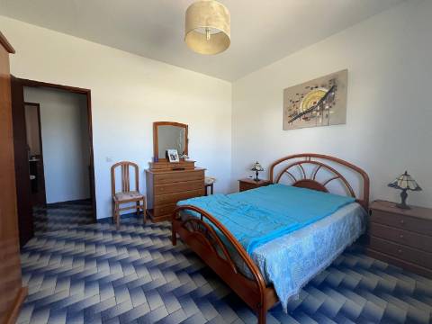 Moradia Isolada com apartamento T1 no Rogil a 5 minutos da praia