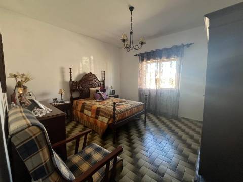 Moradia Isolada com apartamento T1 no Rogil a 5 minutos da praia