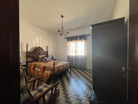 Moradia Isolada com apartamento T1 no Rogil a 5 minutos da praia