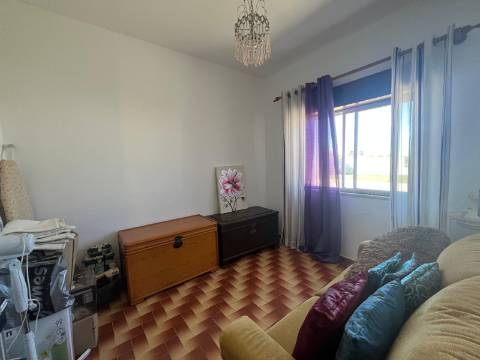 Moradia Isolada com apartamento T1 no Rogil a 5 minutos da praia