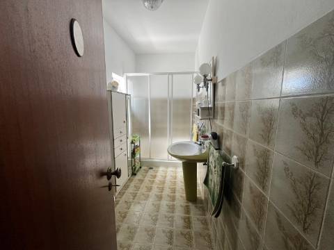 Moradia Isolada com apartamento T1 no Rogil a 5 minutos da praia