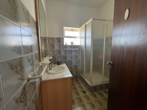 Moradia Isolada com apartamento T1 no Rogil a 5 minutos da praia