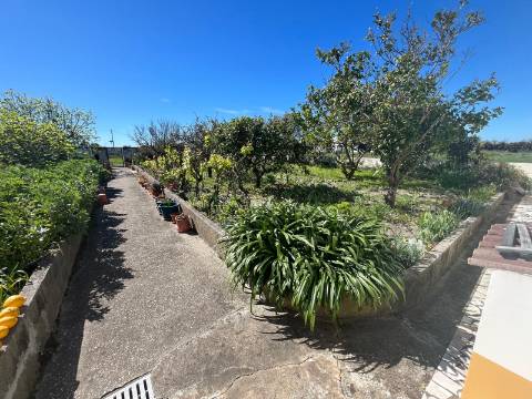 Moradia Isolada com apartamento T1 no Rogil a 5 minutos da praia