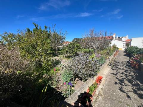 Moradia Isolada com apartamento T1 no Rogil a 5 minutos da praia