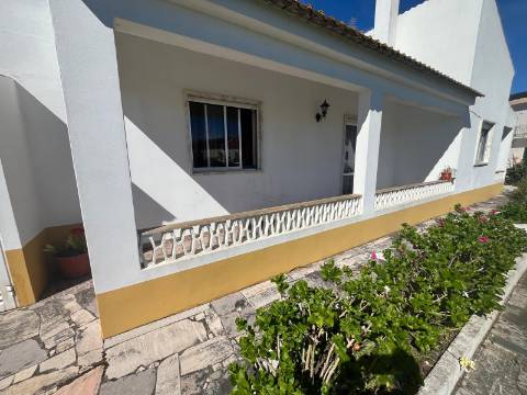 Moradia Isolada com apartamento T1 no Rogil a 5 minutos da praia