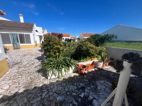 Moradia Isolada com apartamento T1 no Rogil a 5 minutos da praia