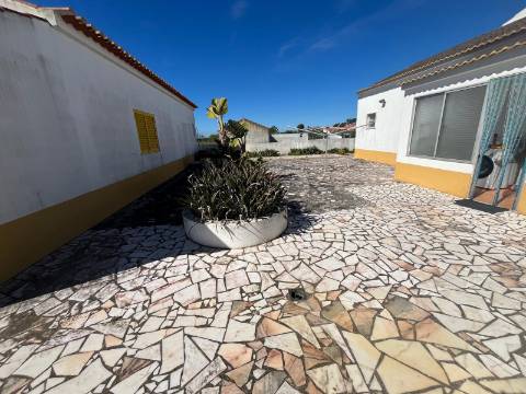 Moradia Isolada com apartamento T1 no Rogil a 5 minutos da praia