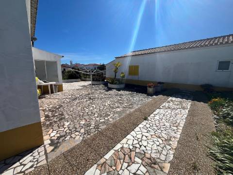 Moradia Isolada com apartamento T1 no Rogil a 5 minutos da praia