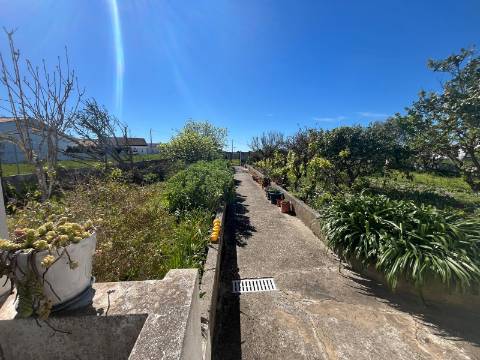 Moradia Isolada com apartamento T1 no Rogil a 5 minutos da praia