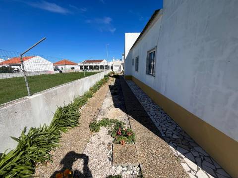 Moradia Isolada com apartamento T1 no Rogil a 5 minutos da praia