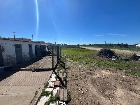 Moradia Isolada com apartamento T1 no Rogil a 5 minutos da praia