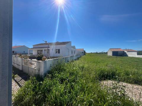 Moradia Isolada com apartamento T1 no Rogil a 5 minutos da praia