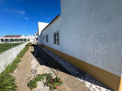 Moradia Isolada com apartamento T1 no Rogil a 5 minutos da praia
