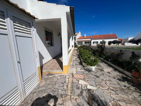 Moradia Isolada com apartamento T1 no Rogil a 5 minutos da praia